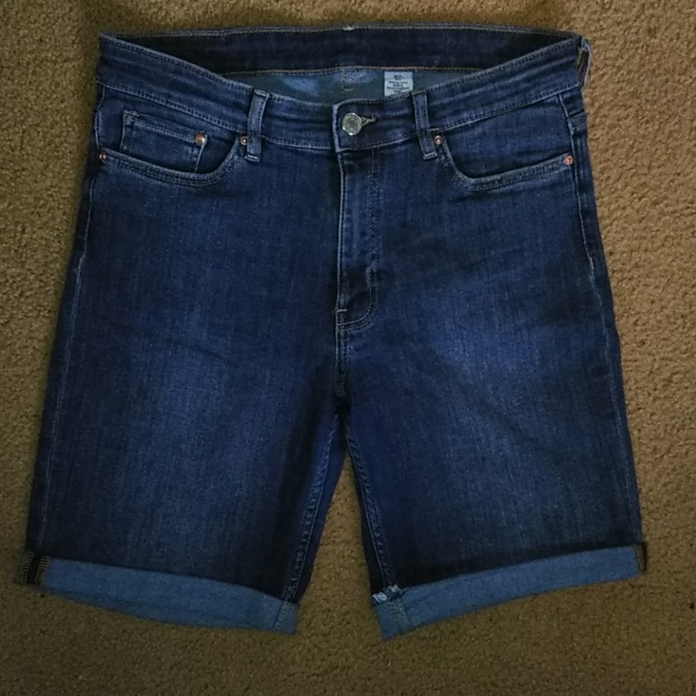 Embraced thigh length denim shorts